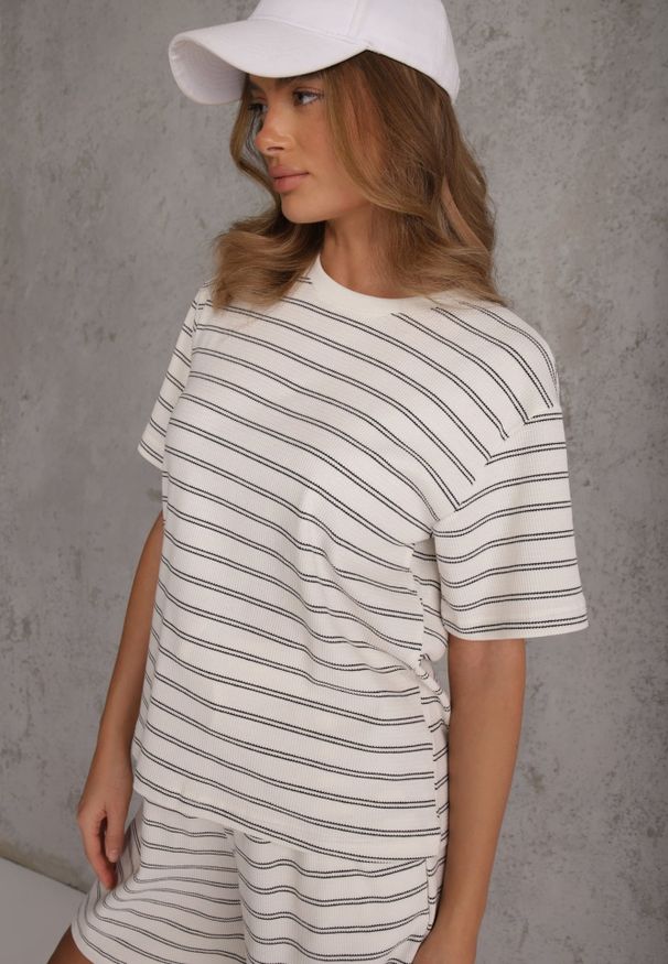 Renee - Biało-Czarny T-shirt z Bawełny Ozdobiony Poziomymi Paskami Nautida. Okazja: na co dzień. Kolor: czarny. Materiał: bawełna. Wzór: aplikacja. Styl: casual