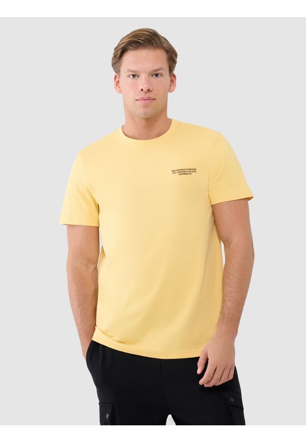 4f - 4F T-shirt regular z nadrukiem męski - żółty M. Okazja: na co dzień. Kolor: żółty. Materiał: dzianina, bawełna, jersey. Długość rękawa: krótki rękaw. Długość: krótkie. Wzór: nadruk. Styl: klasyczny, sportowy, casual