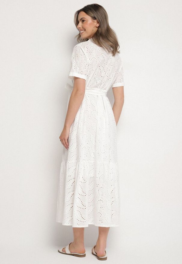 Born2be - Biała Bawełniana Koszulowa Sukienka Ażurowa z Paskiem Fevaila. Okazja: na co dzień. Kolor: biały. Materiał: bawełna. Długość rękawa: krótki rękaw. Wzór: ażurowy. Typ sukienki: koszulowe. Styl: casual, klasyczny, elegancki