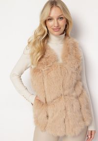 Born2be - Beżowa Kamizelka Futrzana z Wstawkami z Ekoskóry Batliewa. Kolor: beżowy. Materiał: futro. Wzór: aplikacja #4