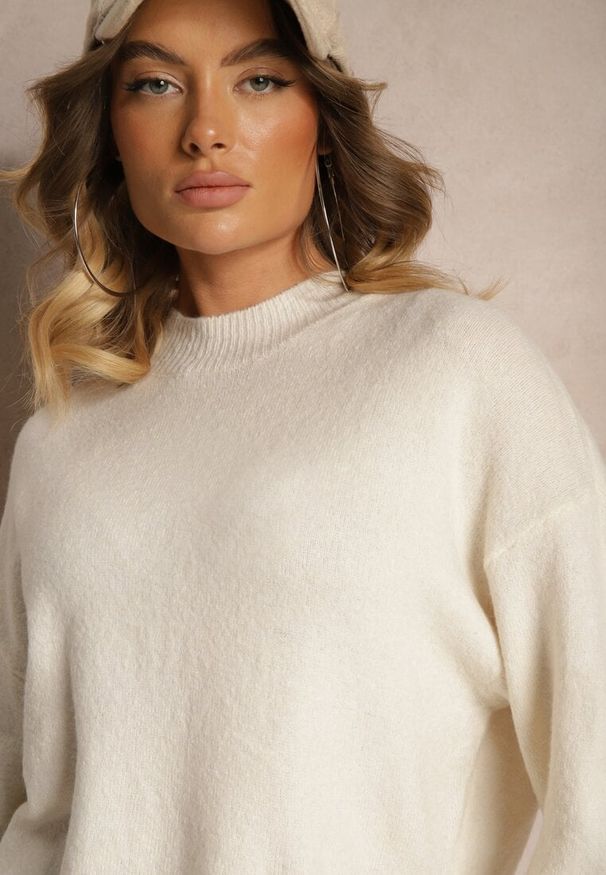 Renee - Jasnobeżowy Casualowy Sweter z Wełną Sassilae. Okazja: na co dzień. Kolor: beżowy. Materiał: wełna. Styl: casual