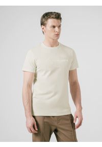 4f - T-shirt regular z nadrukiem męski. Kolor: beżowy. Materiał: bawełna. Wzór: nadruk