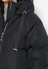 Born2be - Czarna Długa Kurtka Pikowana Płaszcz na Zamek z Kapturem Lesea. Okazja: na co dzień. Typ kołnierza: kaptur. Kolor: czarny. Materiał: dzianina, jeans. Długość: długie. Styl: casual, elegancki #5