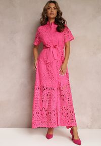 Renee - Różowa Koszulowa Sukienka Maxi z Ażurowej Koronki Jagana. Kolor: różowy. Materiał: koronka. Wzór: ażurowy, koronka. Sezon: lato. Typ sukienki: koszulowe. Styl: elegancki, boho. Długość: maxi #5