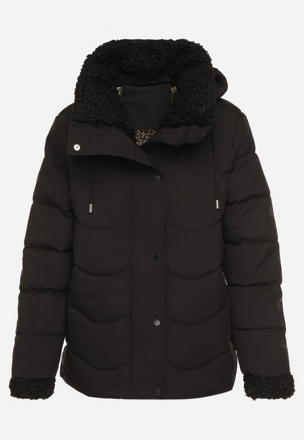 Born2be - Czarna Pikowana Kurtka z Kapturem i Kołnierzem z Futerkiem Typu Baranek Olandia. Okazja: na spacer, na co dzień. Typ kołnierza: kaptur. Kolor: czarny. Materiał: futro. Styl: casual, sportowy