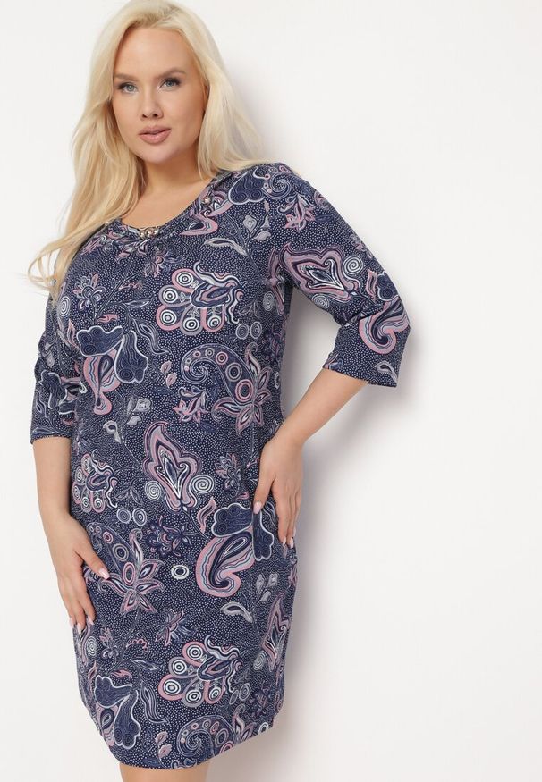 Born2be - Granatowa Trapezowa Sukienka Midi Ozdobiona Etno Wzorem i Koralikami Illathisa. Okazja: na co dzień. Kolekcja: plus size. Kolor: niebieski. Wzór: aplikacja. Typ sukienki: trapezowe. Styl: etno. Długość: midi