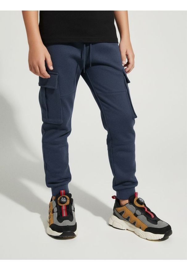 Sinsay - Spodnie dresowe cargo loose - mid blue. Materiał: dresówka