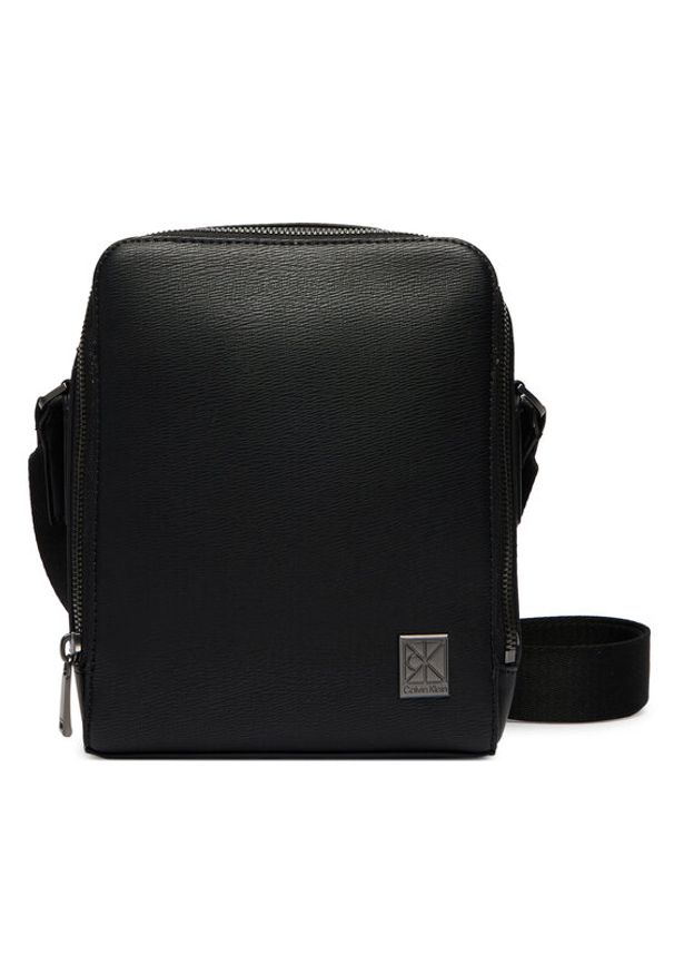 Calvin Klein Saszetka Emblem Hw Reporter LV04D3293G Czarny. Kolor: czarny. Materiał: skóra