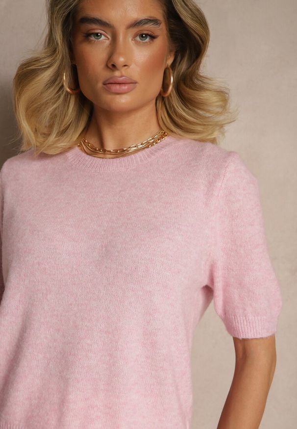 Renee - Różowy Sweter z Wełną Krótkim Rękawem Ozdobiony Ściągaczami Emiralin. Okazja: na co dzień. Kolor: różowy. Materiał: wełna. Długość rękawa: krótki rękaw. Długość: krótkie. Wzór: aplikacja. Styl: casual