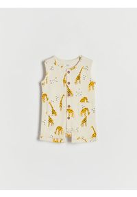 Reserved - Bawełniany kombinezon w żyrafy - kremowy. Kolor: kremowy. Materiał: bawełna #1
