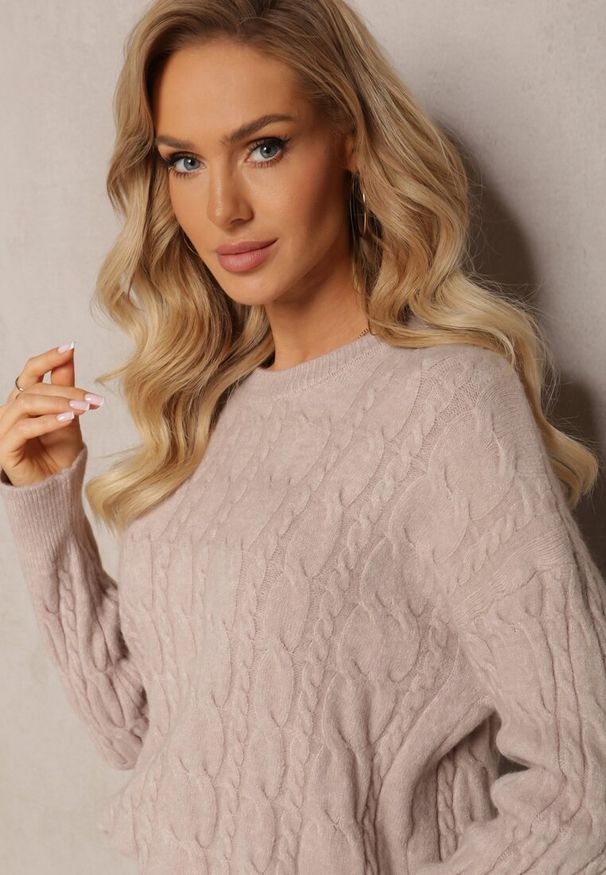 Renee - Beżowy Sweter z Okrągłym Dekoltem i Splotem w Warkocze Dawnitta. Kolor: beżowy. Materiał: dzianina, tkanina. Długość rękawa: długi rękaw. Długość: długie. Wzór: ze splotem. Styl: klasyczny