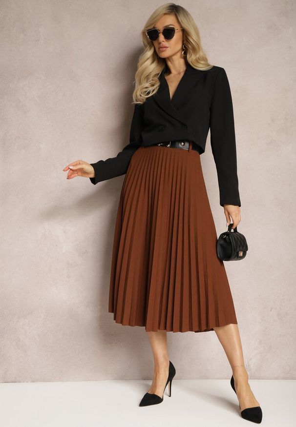 Renee - Brązowa Spódnica Plisowana z Paskiem Nanie. Okazja: na co dzień. Kolor: brązowy. Materiał: dzianina. Wzór: aplikacja. Styl: klasyczny, casual, elegancki
