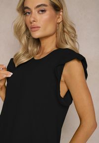 Renee - Czarna Trapezowa Sukienka z Elastycznej Bawełny z Falbankami Przy Ramionach Aleradia. Typ kołnierza: kołnierz z falbankami. Kolor: czarny. Materiał: bawełna. Długość rękawa: krótki rękaw. Wzór: aplikacja. Sezon: lato. Typ sukienki: trapezowe. Długość: mini #2