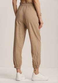 Renee - Beżowe Spodnie Nethiphoia. Stan: podwyższony. Kolor: beżowy. Materiał: bawełna. Długość: długie. Wzór: prążki, aplikacja #4
