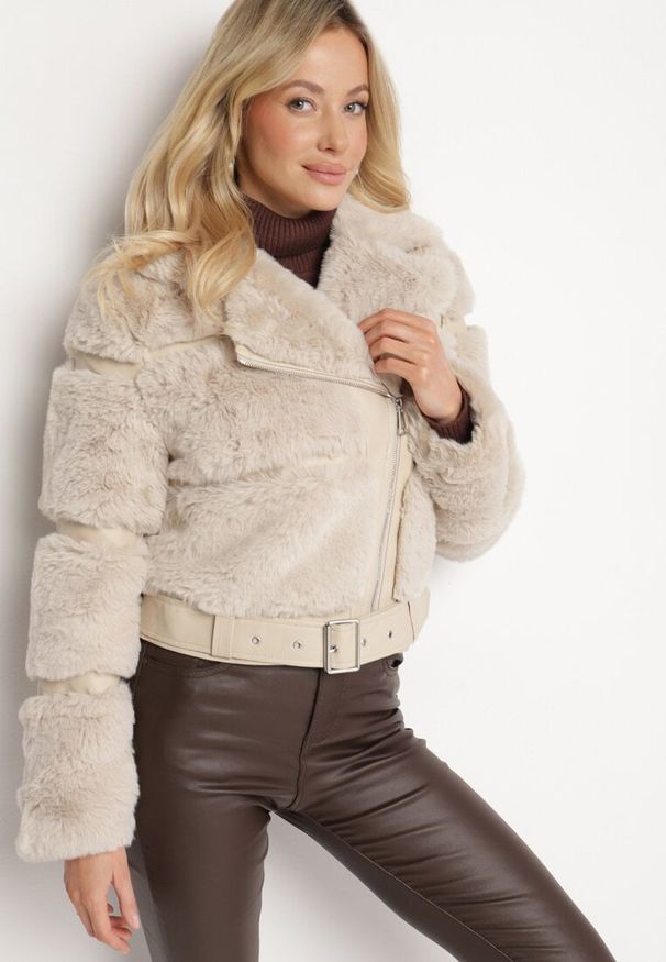 Born2be - Beżowa Futrzana Kurtka z Ozdobnym Paskiem Sirunis. Kolor: beżowy. Materiał: futro. Wzór: aplikacja