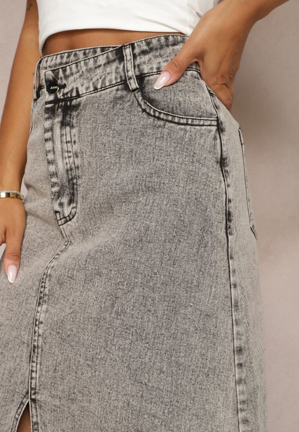 Renee - Szara Postrzępiona Spódnica Maxi z Jeansu z Rozcięciem Feedi. Stan: podwyższony. Kolor: szary. Materiał: jeans