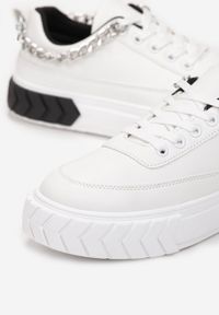 Renee - Biało-Czarne Sneakersy na Tłoczonej Platformie Ozdobione Łańcuchem Jaihini. Kolor: biały. Wzór: aplikacja. Obcas: na platformie #4