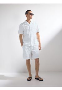 Reserved - Szorty loose fit - biały. Kolor: biały. Materiał: tkanina, bawełna #1