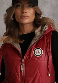 Renee - Czerwona Długa Kamizelka Pikowana z Nieodpinanym Kapturem Ozdobiona Naszywką Kasseda. Okazja: na co dzień. Kolor: czerwony. Materiał: jeans, poliester. Długość: długie. Wzór: aplikacja. Styl: casual #5