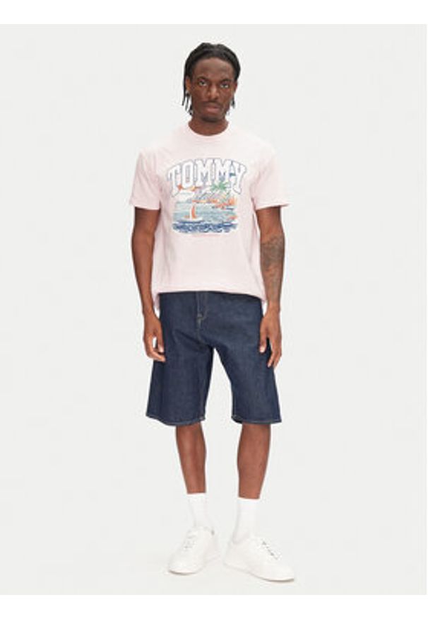 Tommy Jeans T-Shirt Arch Sailing DM0DM21867 Różowy Relaxed Fit. Kolor: różowy. Materiał: bawełna