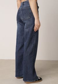 Born2be - Niebieskie Bawełniane Jeansy o Szerokim Kroju z Asymetrycznym Zapięciem Fezitera. Okazja: na co dzień, na spotkanie biznesowe, do pracy. Stan: podwyższony. Kolor: niebieski. Styl: casual, biznesowy, elegancki #5