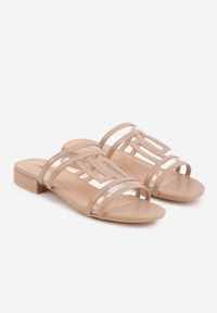 Renee - Ciemnobeżowe Klapki Ozdobione Geometrycznym Motywem Nysathei. Okazja: na co dzień. Kolor: beżowy. Wzór: geometria, aplikacja. Sezon: lato. Styl: casual #5