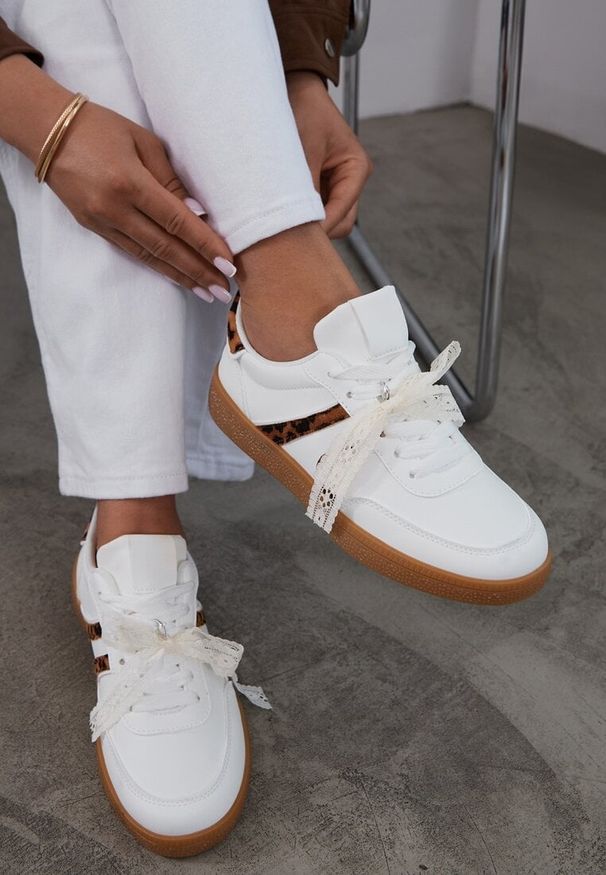 Renee - Białe Sneakersy Typu Kultowe Tenisówki z Ozdobną Odpinaną Kokardą Korilinda. Okazja: na co dzień. Kolor: biały. Materiał: jeans
