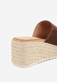 Born2be - Brązowe Boho Klapki z Imitacji Zamszu na Plecionym Koturnie Adrea. Okazja: na co dzień. Kolor: brązowy. Materiał: zamsz. Wzór: gładki. Sezon: lato. Obcas: na koturnie. Styl: boho #5