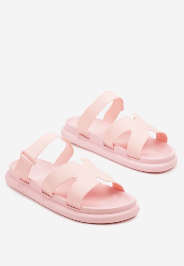 Renee - Różowe Klapki Ozdobione Wycięciami Belvisa. Okazja: na co dzień. Kolor: różowy. Materiał: jeans. Wzór: aplikacja. Styl: elegancki, casual