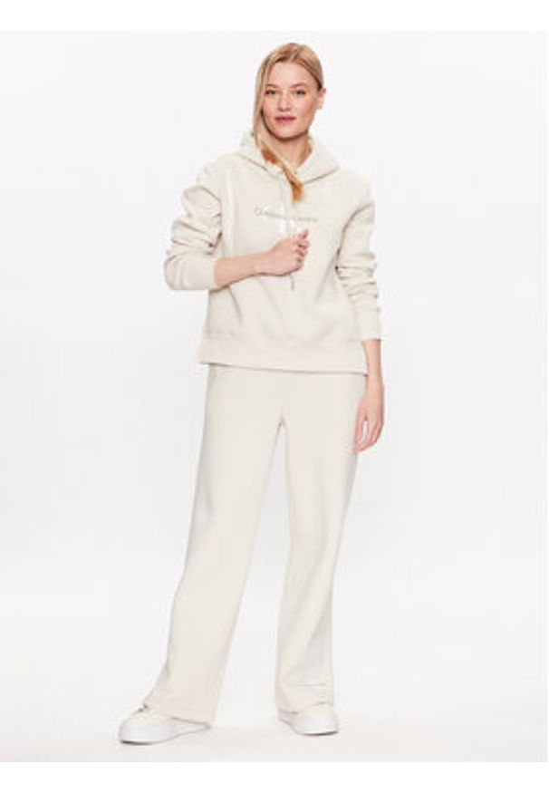 Calvin Klein Jeans Spodnie dresowe J20J221296 Écru Relaxed Fit. Materiał: dresówka, bawełna, syntetyk