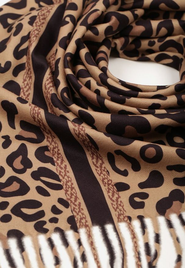 Renee - Ciemnobrązowy Wiskozowy Szalik w Panterkę Wykończony Frędzlami Alefera. Kolor: brązowy. Materiał: wiskoza. Wzór: motyw zwierzęcy