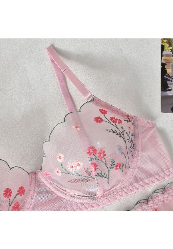 Intica - Komplet bielizny z haftem dla eleganckiego wyglądu Liliana. Kolor: różowy. Materiał: materiał. Wzór: haft