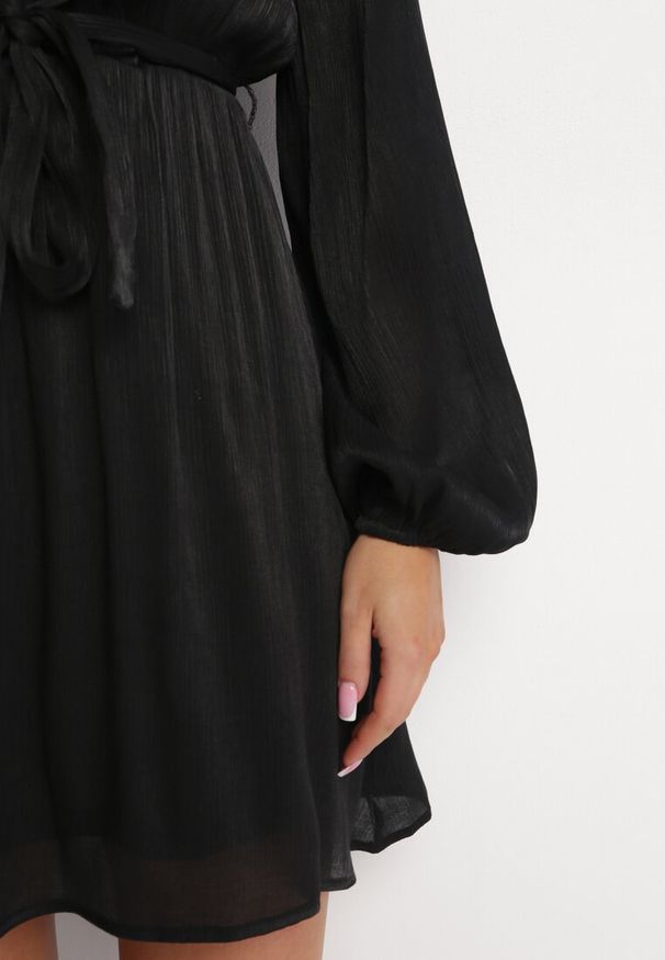 Born2be - Czarna Rozkloszowana Sukienka Mini z Gumką w Pasie Gaiame. Kolor: czarny. Materiał: materiał. Długość: mini