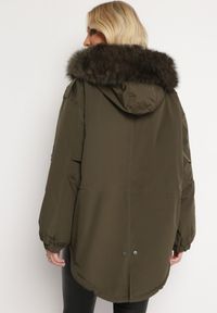 Born2be - Ciemnozielona Kurtka Parka Oversize z Futerkiem Mitto. Kolor: zielony. Materiał: futro. Długość rękawa: długi rękaw. Długość: długie. Sezon: zima, jesień. Styl: klasyczny, elegancki #7