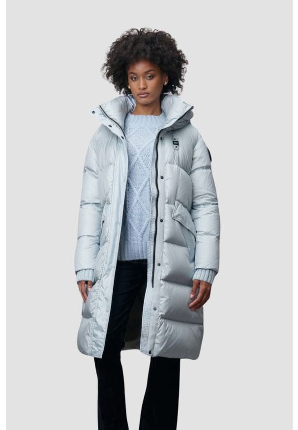 Blauer USA - BLAUER Błękitny damski płaszcz Lena Raincoat Long Jackets. Kolor: niebieski. Materiał: poliamid, puch. Długość rękawa: długi rękaw. Długość: długie. Styl: elegancki