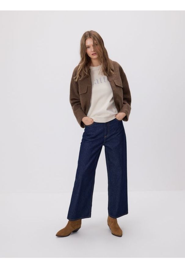 Reserved - T-shirt z haftowanym napisem - beżowy. Kolor: beżowy. Materiał: dzianina, bawełna. Wzór: haft, napisy