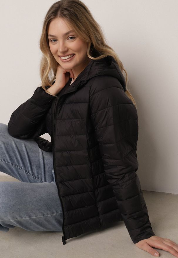 Born2be - Czarna Przejściowa Kurtka z Kapturem i Pikowanymi Przeszyciami Pretilda. Okazja: na co dzień. Typ kołnierza: kaptur. Kolor: czarny. Materiał: jeans, nylon. Styl: casual, elegancki, klasyczny