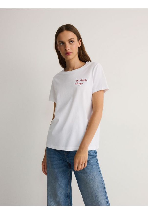 Reserved - T-shirt z haftem - biały. Kolor: biały. Materiał: bawełna. Wzór: haft