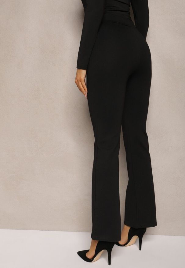 Renee - Czarne Spodnie o Kroju Dzwonów High Waist z Guzikami Tamindra. Okazja: na co dzień. Stan: podwyższony. Kolor: czarny. Styl: retro, elegancki, casual