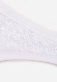 Renee - Białe Majtki Typu Stringi z Bawełną i Koronką Zeliche. Kolor: biały. Materiał: bawełna, koronka. Wzór: koronka #2