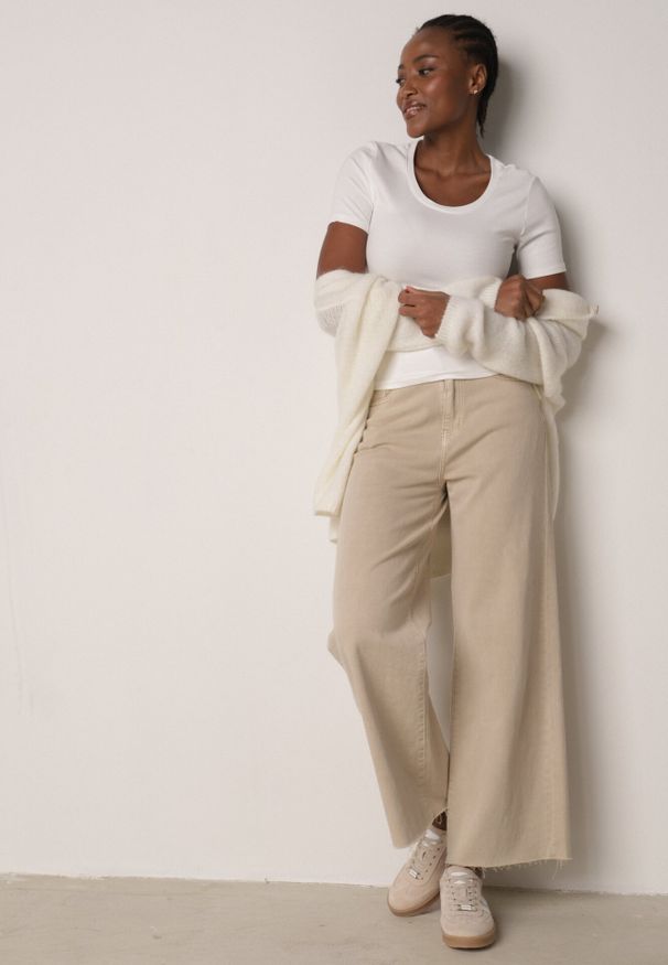 Born2be - Biały Prążkowany T-shirt Ozdobiony po Bokach Marszczeniem Nedisa. Okazja: na co dzień. Kolor: biały. Materiał: prążkowany. Wzór: aplikacja. Styl: casual