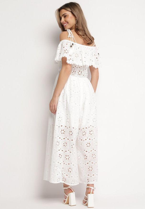 Born2be - Biały Kombinezon na Ramiączkach z Haftowanym Wzorem i Falbanką Elinva. Kolor: biały. Materiał: tkanina. Długość rękawa: na ramiączkach. Wzór: haft