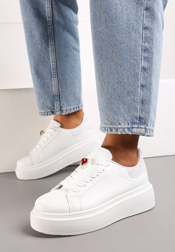 Renee - Białe Sneakersy z Brokatową Wstawką i Cyrkonią przy Sznurówkach Wineta. Okazja: na co dzień. Kolor: biały. Materiał: jeans. Wzór: aplikacja