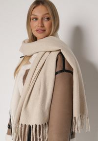 Born2be - Beżowy Klasyczny Szalik Zdobiony Frędzlami Vetilana. Okazja: do pracy. Kolor: beżowy. Materiał: jeans. Wzór: aplikacja. Styl: klasyczny #1