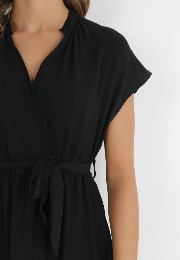 Born2be - Czarna Sukienka Maxi Wiązana W Pasie z Gumką w Talii Vynyndu. Typ kołnierza: dekolt kopertowy, kołnierzyk stójkowy. Kolor: czarny. Długość rękawa: krótki rękaw. Typ sukienki: kopertowe, rozkloszowane. Długość: maxi