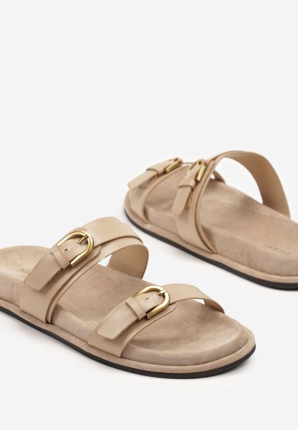 Born2be - Ciemnobeżowe Klapki Vices Ozdobione Klamrami i Dwoma Paskami Nilamora. Okazja: na co dzień. Kolor: beżowy. Materiał: jeans. Wzór: aplikacja. Sezon: lato. Obcas: na obcasie. Styl: glamour, elegancki, casual. Wysokość obcasa: niski