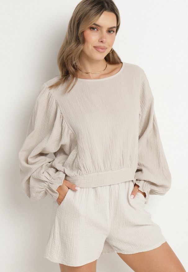 Born2be - Beżowe Klasyczne Bawełniane Szorty z Wysokim Stanem Madellia. Okazja: na spacer, na imprezę. Stan: podwyższony. Kolor: beżowy. Materiał: bawełna. Sezon: lato. Styl: klasyczny