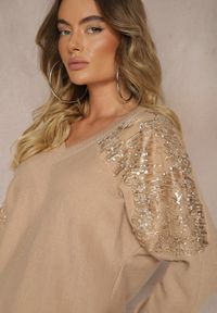 Renee - Ciemnobeżowy Sweter o Kroju Nietoperza Ozdobiony Cekinami i Cyrkoniami Nevarraea. Okazja: na co dzień. Kolor: beżowy. Materiał: jeans. Wzór: aplikacja. Styl: klasyczny, casual, elegancki #3