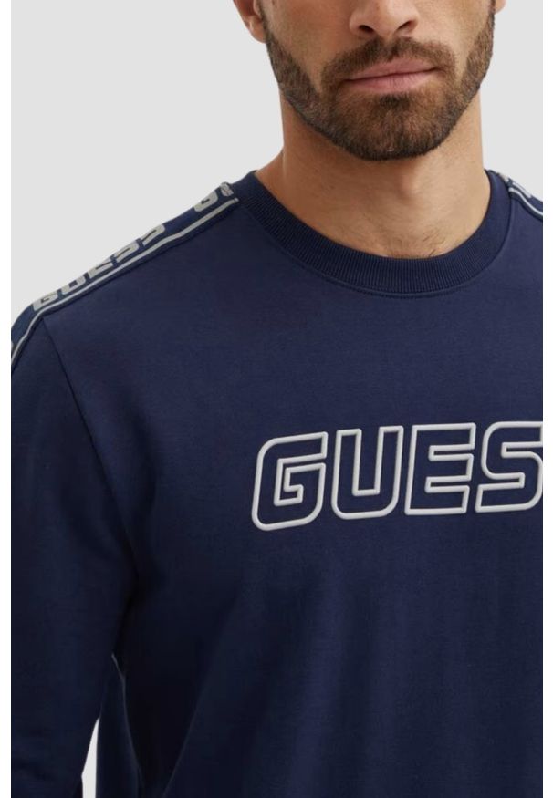 Guess - GUESS Granatowa męska bluza z lampasami Arlo Cn, Rozmiar XXL. Okazja: na co dzień, do domu. Kolor: niebieski. Materiał: elastan, bawełna. Długość rękawa: długi rękaw. Długość: długie. Styl: casual