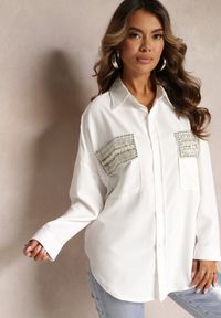 Renee - Biała Koszula Oversize z Kieszeniami w Perły i Cyrkonie Bilisse. Typ kołnierza: kołnierzyk klasyczny. Kolor: biały. Styl: klasyczny, elegancki #5